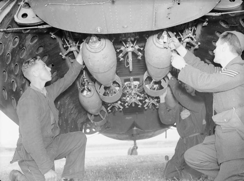 Bombing_up_Hudson_RAF_Leuchars_WWII_CH_979.jpg