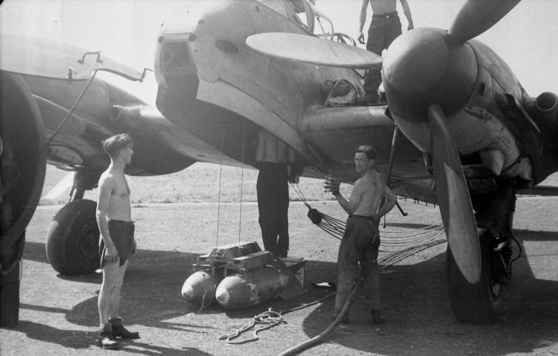 Bundesarchiv_Bild_101I-363-2271-21,_Frankreich,_Flugzeug_Me_210,_Bomben.jpg