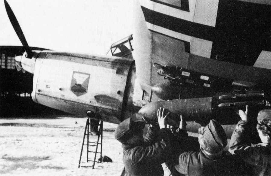 Focke-Wulf-Fw-189A-2(H).31-emblem-loading-bombs-Eastern-Front-1943-02.jpg