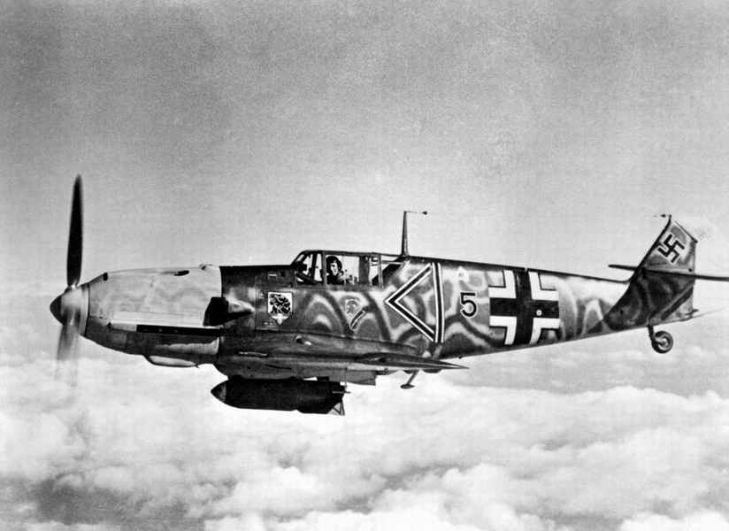 Messerschmitt BF 109 carrying Sc 500 (1,102 lbs) bomb.jpg